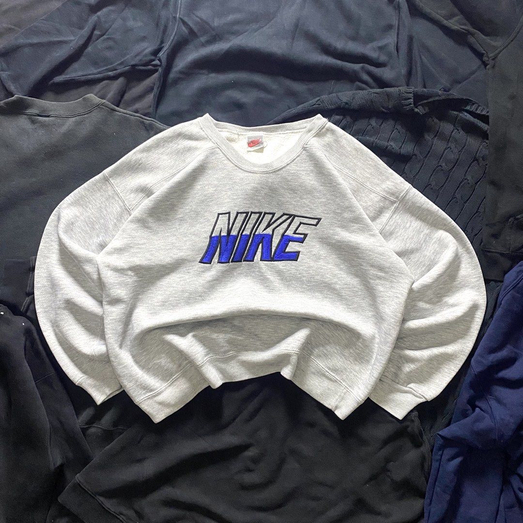 90's Nike Script Crewneck (Category: Coats, Jackets and Outerwear) located in Quezon City. Submitted by wekidds (Listing ID 1468714113, Image 1). Description: Width: 25 Inches Length: 25 Inches.