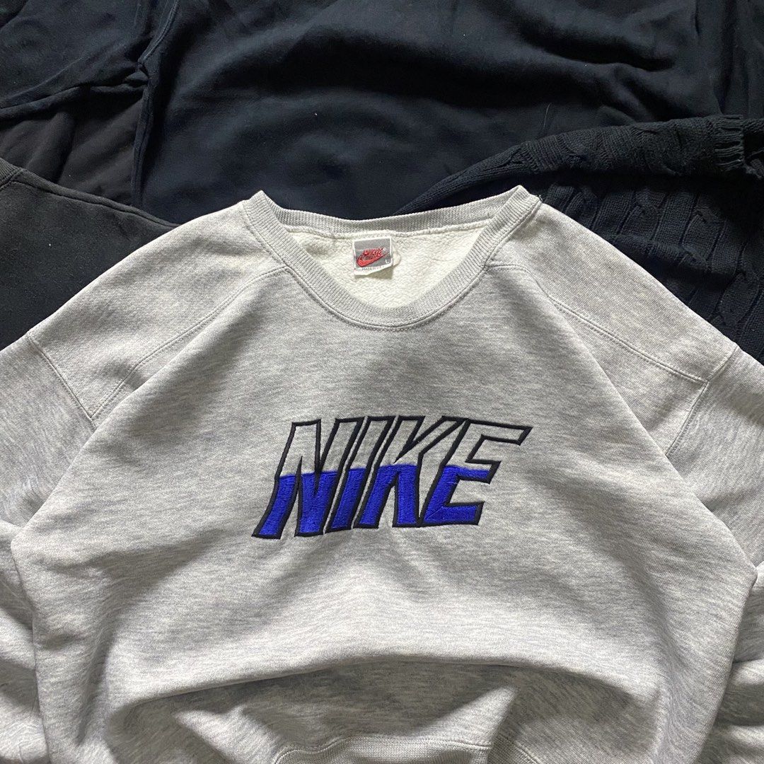 90's Nike Script Crewneck (Category: Coats, Jackets and Outerwear) located in Quezon City. Submitted by wekidds (Listing ID 1468714113, Image 2). Description: Width: 25 Inches Length: 25 Inches.