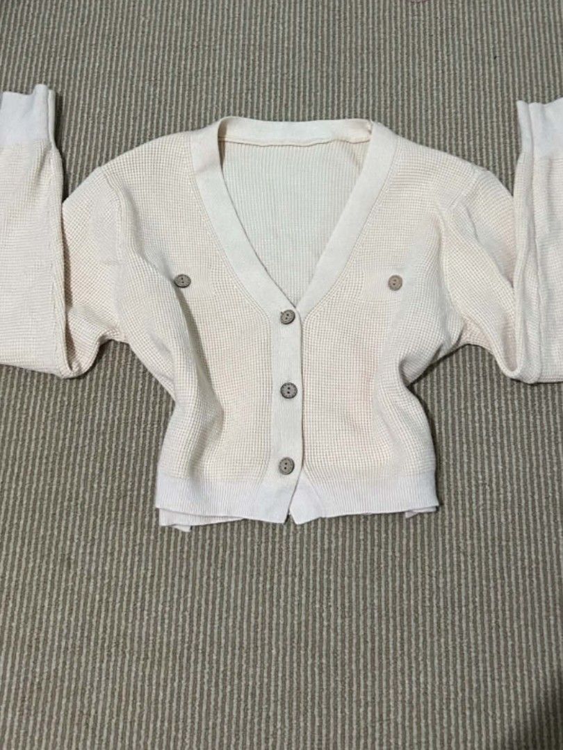 🤍 ୨ৎ CREAM CARDIGAN 🧸 (Category: Coats, Jackets and Outerwear) located in Manila. Submitted by again.clos3t (Listing ID 1468758220, Image 1). Description: 𐙚 Item: Cream cardigan 𐙚 Size: S–M 𐙚 Issue: None ♡.