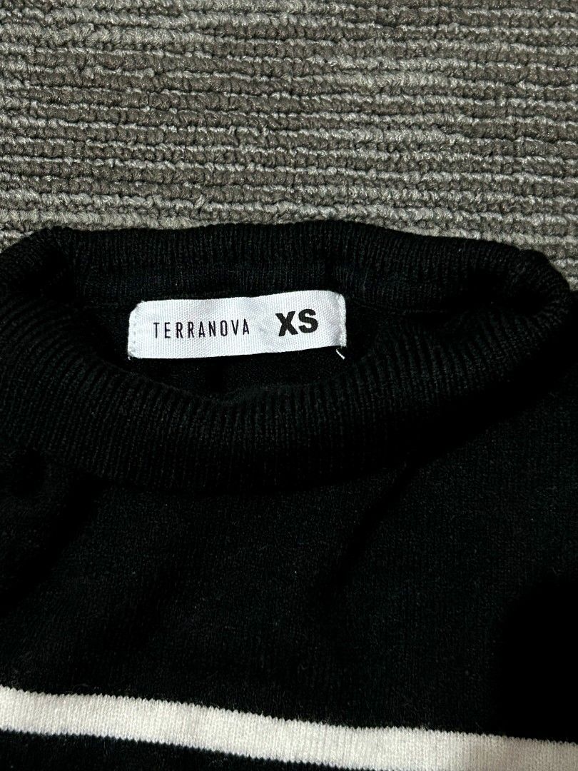 🎀 ୨ৎ TERRANOVA TURTLENECK 🖤🤍 (Category: Longsleeves) located in Manila. Submitted by again.clos3t (Listing ID 1468756706, Image 3). Description: 𐙚 Item: Black & white striped long sleeve turtleneck 𐙚 Size: XS–S 𐙚 Issue: None ♡.