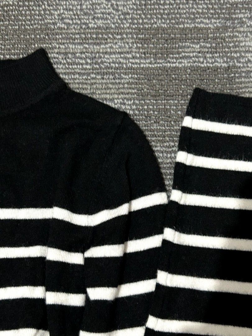 🎀 ୨ৎ TERRANOVA TURTLENECK 🖤🤍 (Category: Longsleeves) located in Manila. Submitted by again.clos3t (Listing ID 1468756706, Image 2). Description: 𐙚 Item: Black & white striped long sleeve turtleneck 𐙚 Size: XS–S 𐙚 Issue: None ♡.