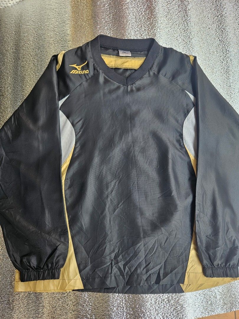 🏆 MIZUNO Technical Long-Sleeve Windshirt / Pullover 🏆 (Category: Coats, Jackets and Outerwear) located in Las Pinas. Submitted by thriftedjacketsbybang (Listing ID 1468737675, Image 2). Description: 🏆 MIZUNO Technical Long-Sleeve Windshirt / Pullover 🏆 Level up your athletic gear with this clean Mizuno long-sleeve athletic pullover! Features a lightweight black tech fabric with contrasting gold and grey side paneling, a sharp embroidered gold