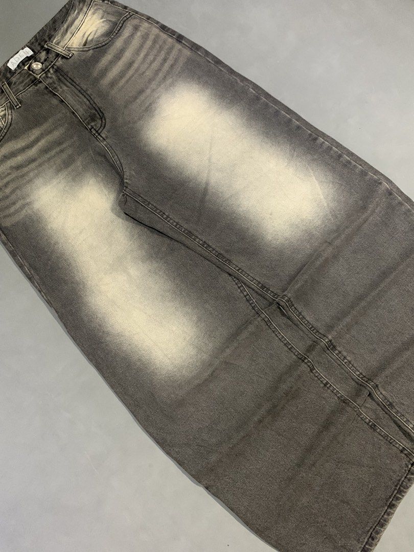 ACID WASH BAGGY (Category: Jeans) located in Quezon City. Submitted by jnkfit_denim (Listing ID 1468929474, Image 3). Description: ACID WASH BAGGY BRAND: ADEN waistline: 29-30 length: 43 thigh: 14 leg opening: 10.5 [ hard denim fabric, makapal din tela, diko alam i nname ko na color guys😭, color way nya in person may pag ka brown like fade brown wash, good for psg, ganda neto and rare ng color way, must have! ].