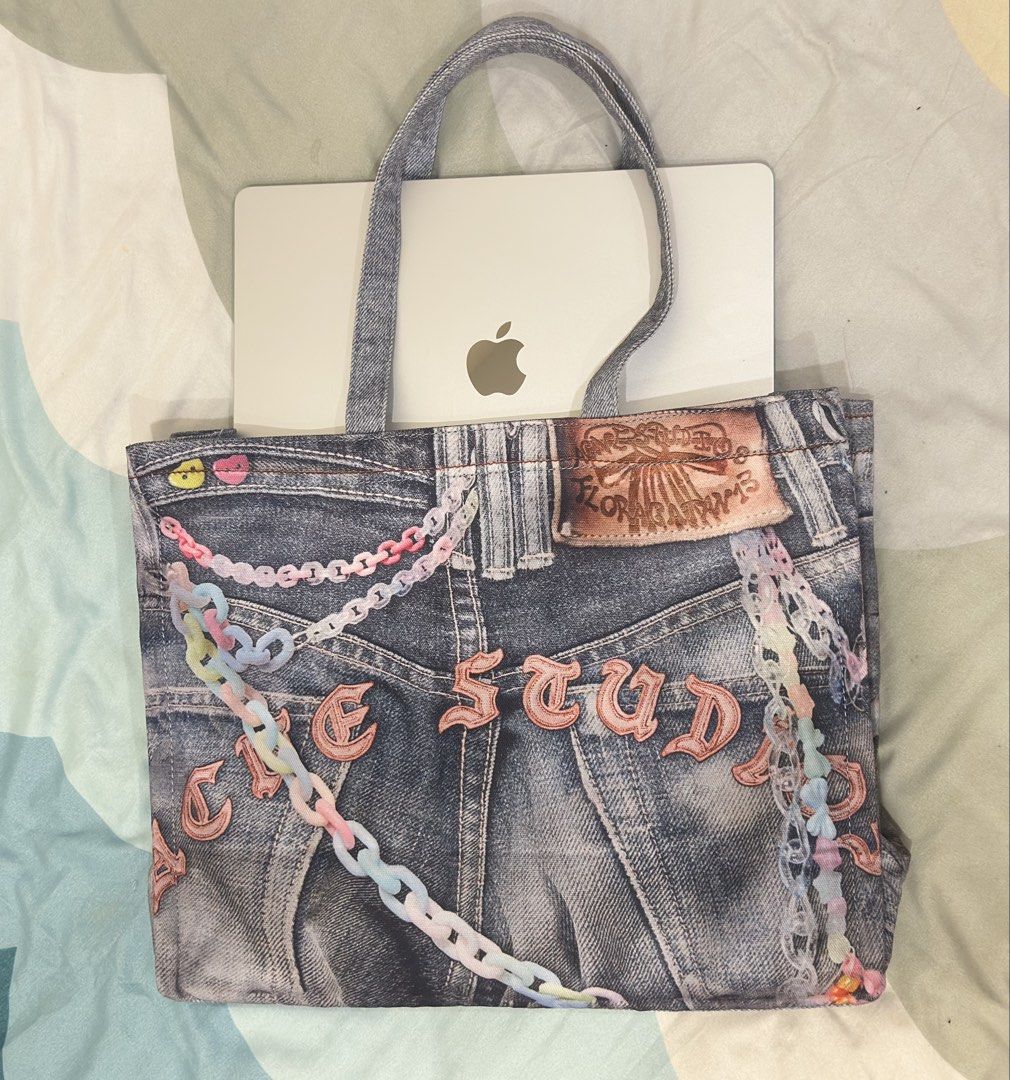 Acne Studios Tote Bag (Category: Tote Bags) located in Malay. Submitted by samkolder (Listing ID 1468779634, Image 1). Description: No issues aside from pinag aagawan ng mga pamankin, so ibenta nalang. Para walang inggitan. Luwag pa with my MacBook Air M5 15inch. NEGO for sure buyer. Loc: Boracay J&T or LBC Cash On PickUp.