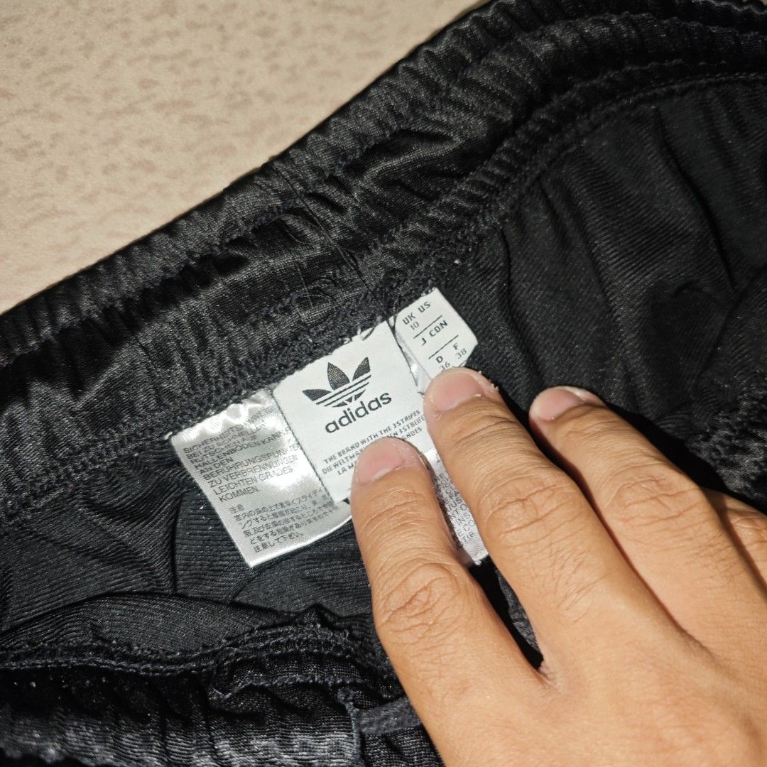 Adidas Adibreak Track Pants (Category: Joggers) located in Tanay. Submitted by polothriftedit (Listing ID 1468864935, Image 2). Description: No issue Excellent condition Color rate: 10/10 has waist laces No loose stitches, no distressing dimes: waist: 28"-36" total length: 38.5" inseam: 29.5" thigh: 12" hem: 8.5" no return, no exchange, no refund [ pwede tumawad kahit walang kasalanan ].