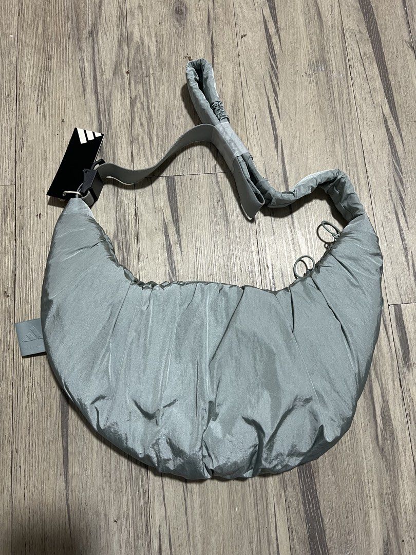 ADIDAS PUFFY SHOULDER BAG (Category: Shoulder Bags) located in Baguio. Submitted by kyrawang22 (Listing ID 1468778896, Image 2). Description: .