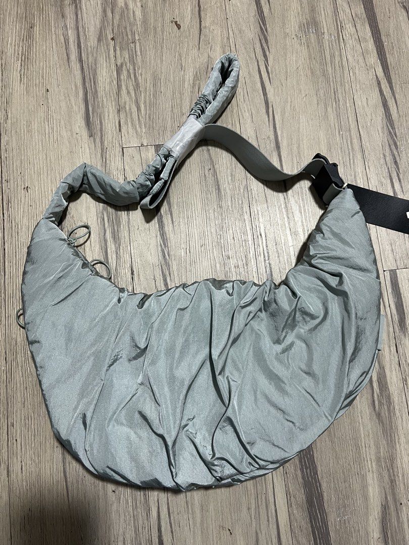 ADIDAS PUFFY SHOULDER BAG (Category: Shoulder Bags) located in Baguio. Submitted by kyrawang22 (Listing ID 1468778896, Image 1). Description: .