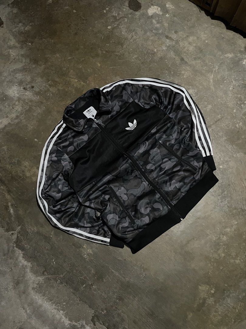 Adidas x A Bathing Ape Camo (Category: Coats, Jackets and Outerwear) located in Santa Cruz. Submitted by _darskieeezz (Listing ID 1468817793, Image 1). Description: Actual Dimes 20 by 26.5 Medium Youth best fit Ganda neto!!!!!!.