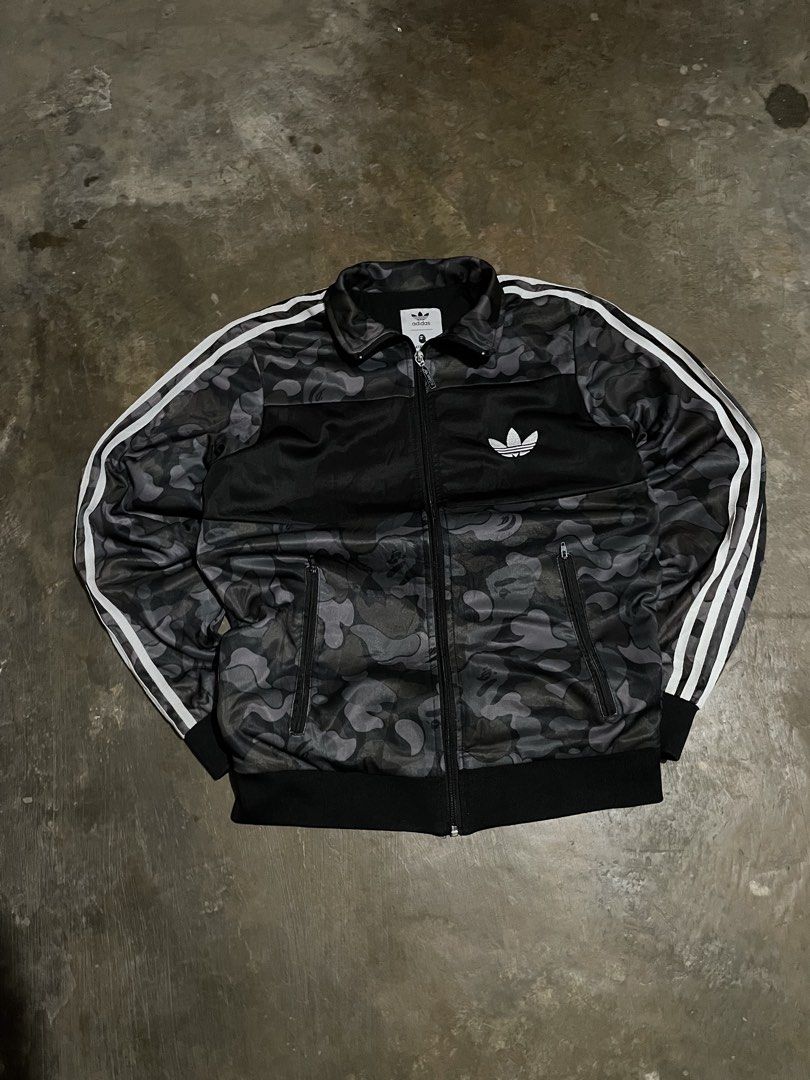 Adidas x A Bathing Ape Camo (Category: Coats, Jackets and Outerwear) located in Santa Cruz. Submitted by _darskieeezz (Listing ID 1468817793, Image 2). Description: Actual Dimes 20 by 26.5 Medium Youth best fit Ganda neto!!!!!!.