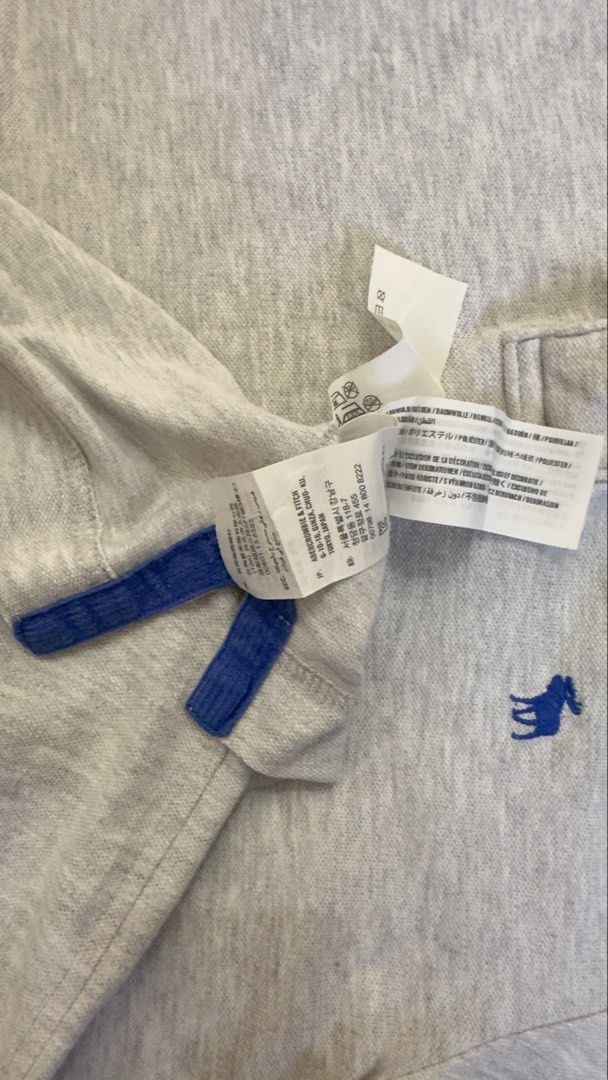 A&F (Category: Tshirts & Polo Shirts ) located in Davao. Submitted by kelsocool (Listing ID 1468802276, Image 3). Description: Abercrombie & Fitch Light Grey Polo Shirt Size: S Dimes (inch): 26 - length 18 - width 7 - sleeve color rate: 9/10 good condition issue - none Description: Classic Abercrombie & Fitch Muscle Fit polo shirt in heather light grey with signature blue embroidered moose logo and inner collar taping..