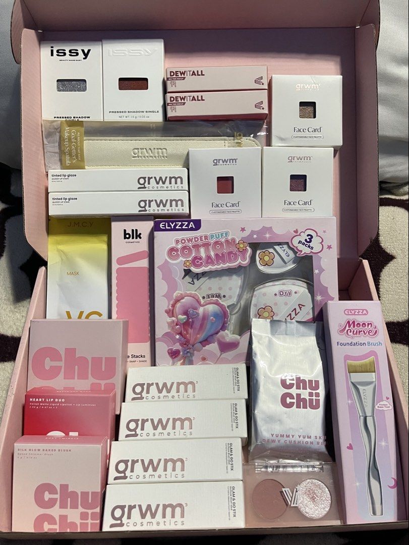 AFFORDABLE MAKEUP BUNDLE 💄 TAKE ALL (Category: Makeup) located in Manila. Submitted by shoprie (Listing ID 1468787397, Image 2). Description: I am selling this makeup bundle containing 23 pcs. all brand new for ₱3299 only, coming out to be ₱143 nalang per piece. :).