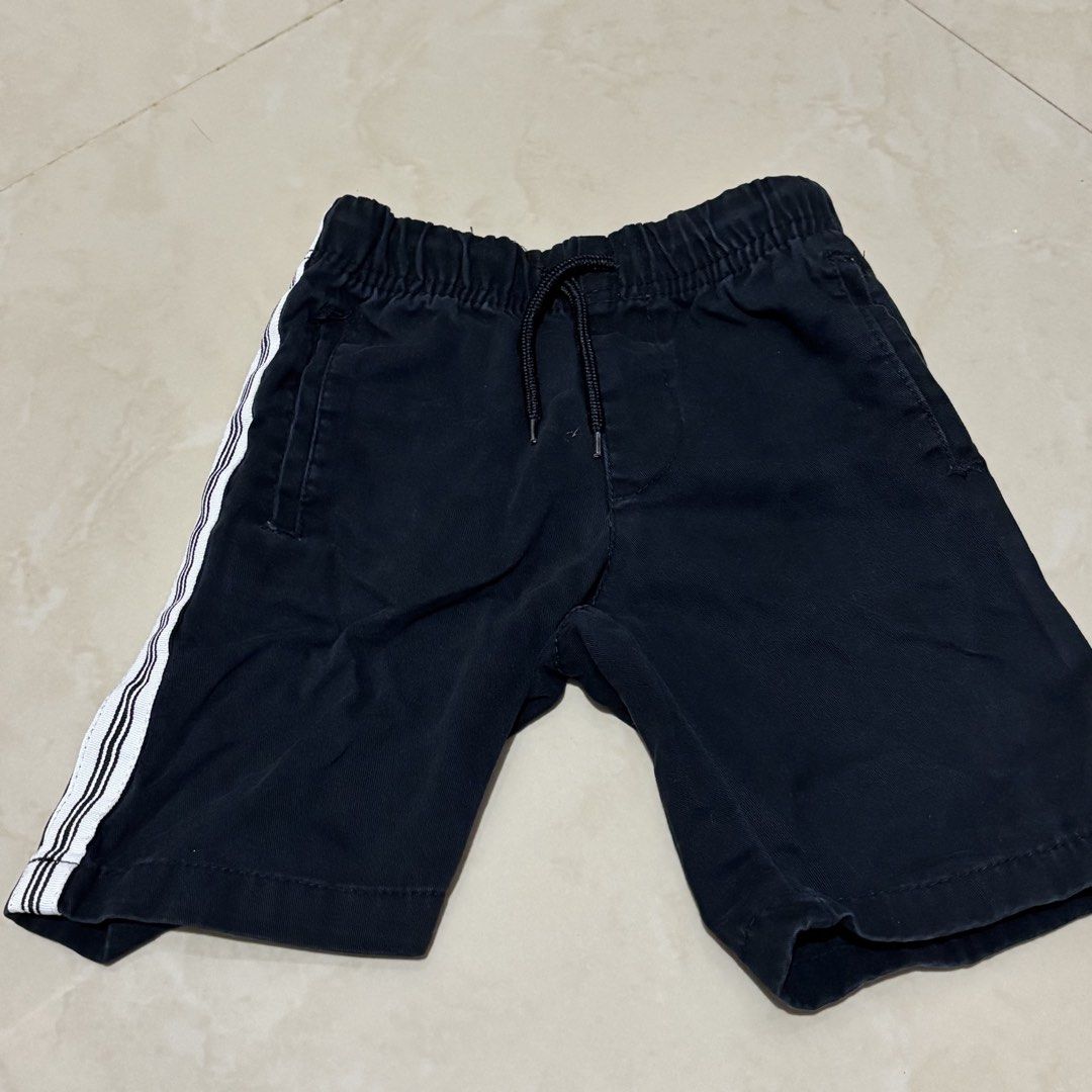 Airwalk Boys Black Shorts Size 5 (Category: Shorts) located in Taguig. Submitted by sunnyplaythingsph (Listing ID 1468880277, Image 1). Description: - Brand: Airwalk - Size: 5 - Material: 100% Cotton for all-day comfort - Waistband: Elastic with adjustable drawstring - Design: Cool white side stripes on one leg - Pockets: 2 front pockets and 2 back pockets - Condition: Great for casual lakad, chilling, or everyday wear.