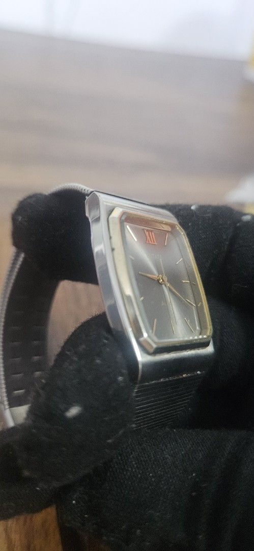 Alba Quartz Watch Two-Tone Rectangle Dial Vintage (Category: Women's Watches) located in Santa Maria. Submitted by rommelmateo (Listing ID 1468859613, Image 3). Description: - Brand: Alba - Style: Classic vintage timepiece, ideal for daily wear - Case: Two-tone silver and gold stainless steel with a unique top-mounted crown - Dial: Rectangular grey sunburst with Roman numeral XII at the 9 o'clock position - Details: Elegant gold-tone hands and ho