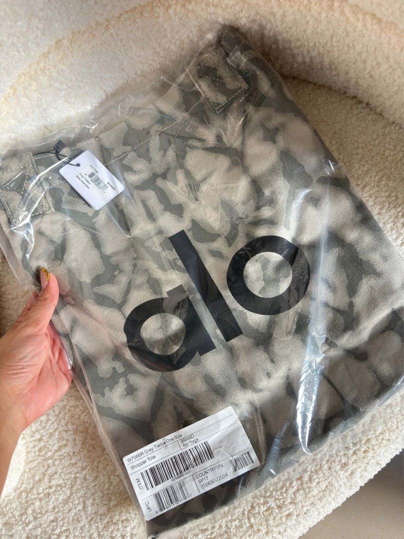 ALO DYE TOTE BAG (Category: Tote Bags) located in Taguig. Submitted by renzms (Listing ID 1468870504, Image 2). Description: LAST 3pcs AVAILABLE • fresh from 🇻🇳 • on hand & ready to ship • actual photos | what you see is what you exactly get! • shipping nationwide via tiktok co.