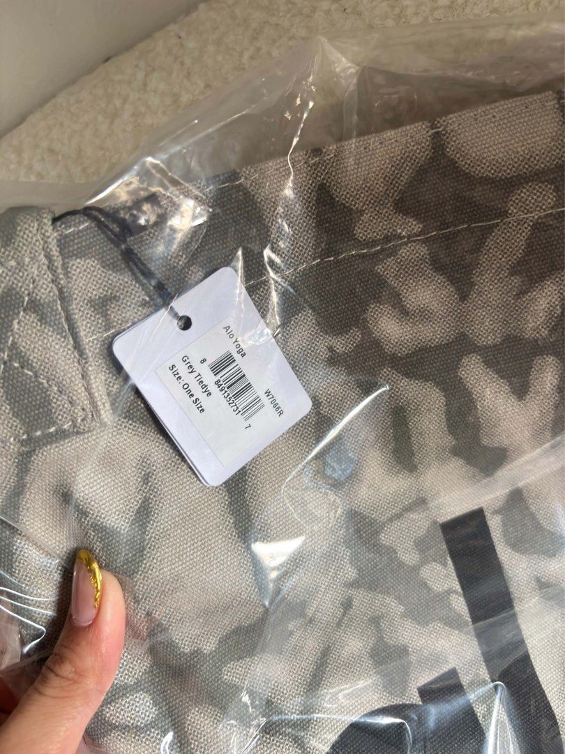 ALO DYE TOTE BAG (Category: Tote Bags) located in Taguig. Submitted by renzms (Listing ID 1468870504, Image 3). Description: LAST 3pcs AVAILABLE • fresh from 🇻🇳 • on hand & ready to ship • actual photos | what you see is what you exactly get! • shipping nationwide via tiktok co.