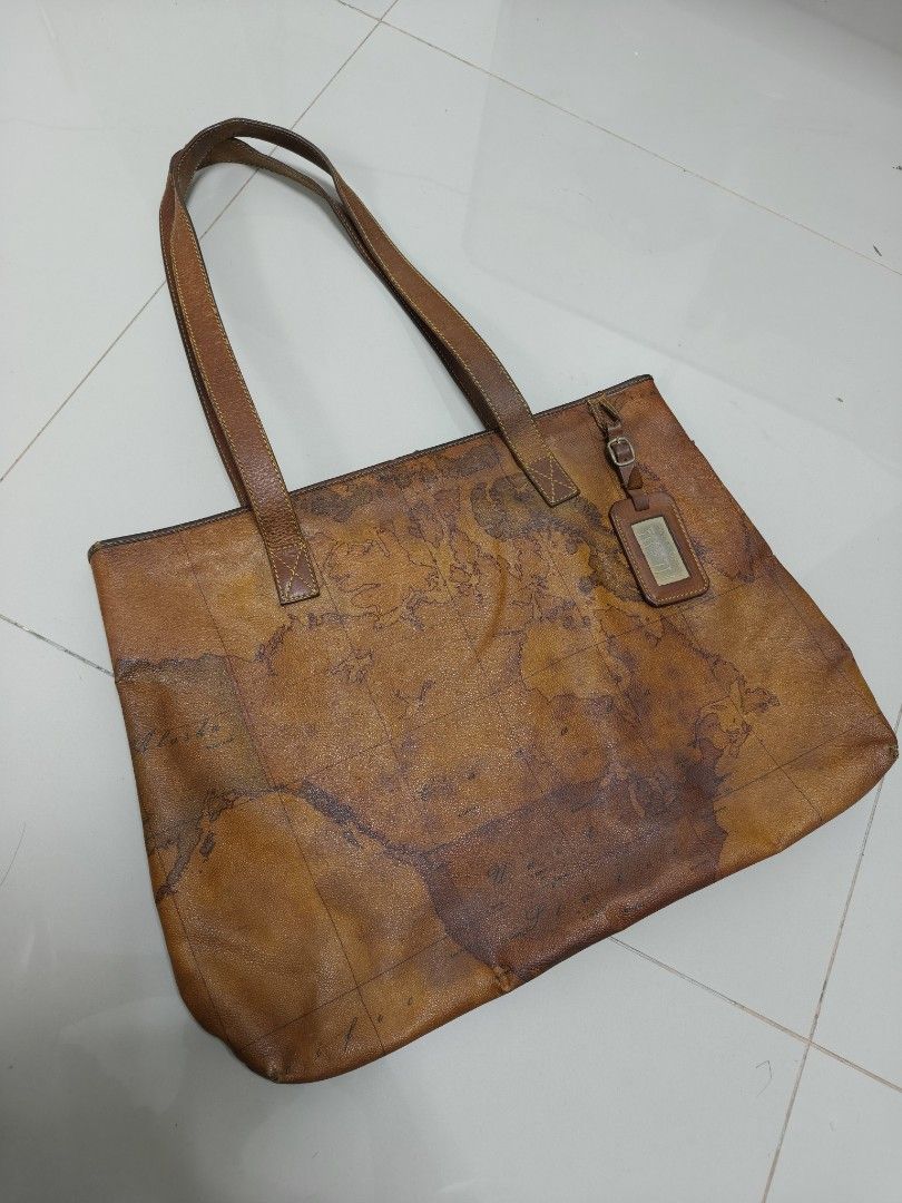 Alviero martini (Category: Luxury Bags & Wallets) located in Paranaque City. Submitted by judy.arquillos (Listing ID 1468768365, Image 1). Description: ALVIERO MARTINI MADE IN ITALY LIGHTLY USED DETAILS INDICATED SEE TO APPRECIATE 2500+SHIP J&T LALAMOVE.