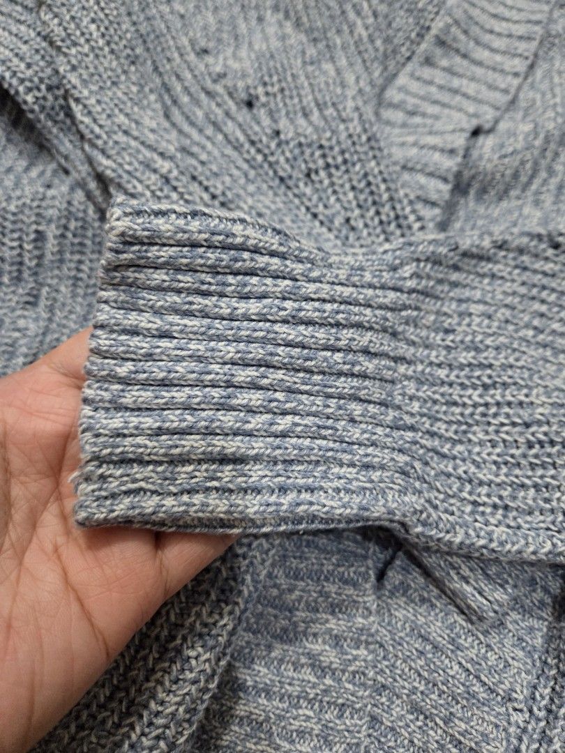 American Eagle Blue Knit Cardigan Size L (Category: Coats, Jackets and Outerwear) located in Taguig. Submitted by mon_143 (Listing ID 1468909678, Image 3). Description: free n po yung pa dress na purple pwede inner - Brand: American Eagle - Size: Large (tag attached) - Color: Blue marled - Material: Soft cotton and acrylic blend - Details: Chunky ribbed trim along the front opening and cuffs - Condition: Brand new with tag - Perfect for: Cool wea