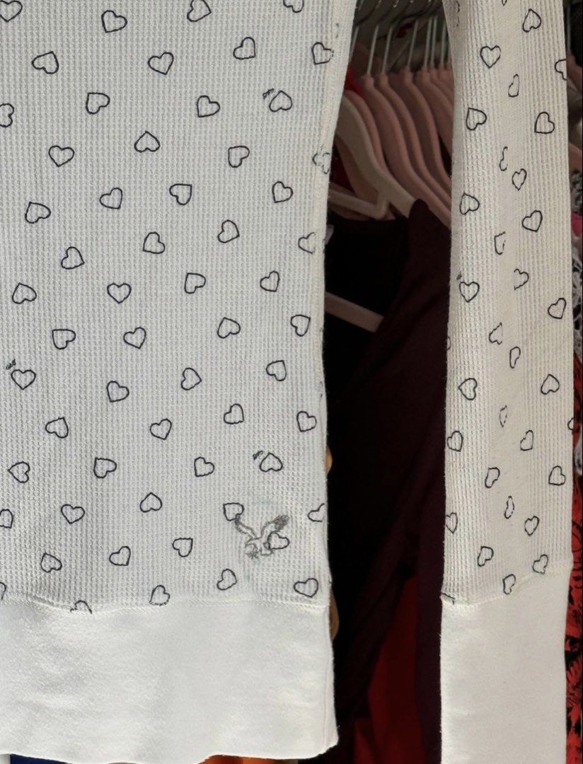 American Eagle Heart Patterned Long Sleeve Top (Category: Longsleeves) located in Lapu Lapu. Submitted by bzzzzarah (Listing ID 1468917891, Image 2). Description: .
