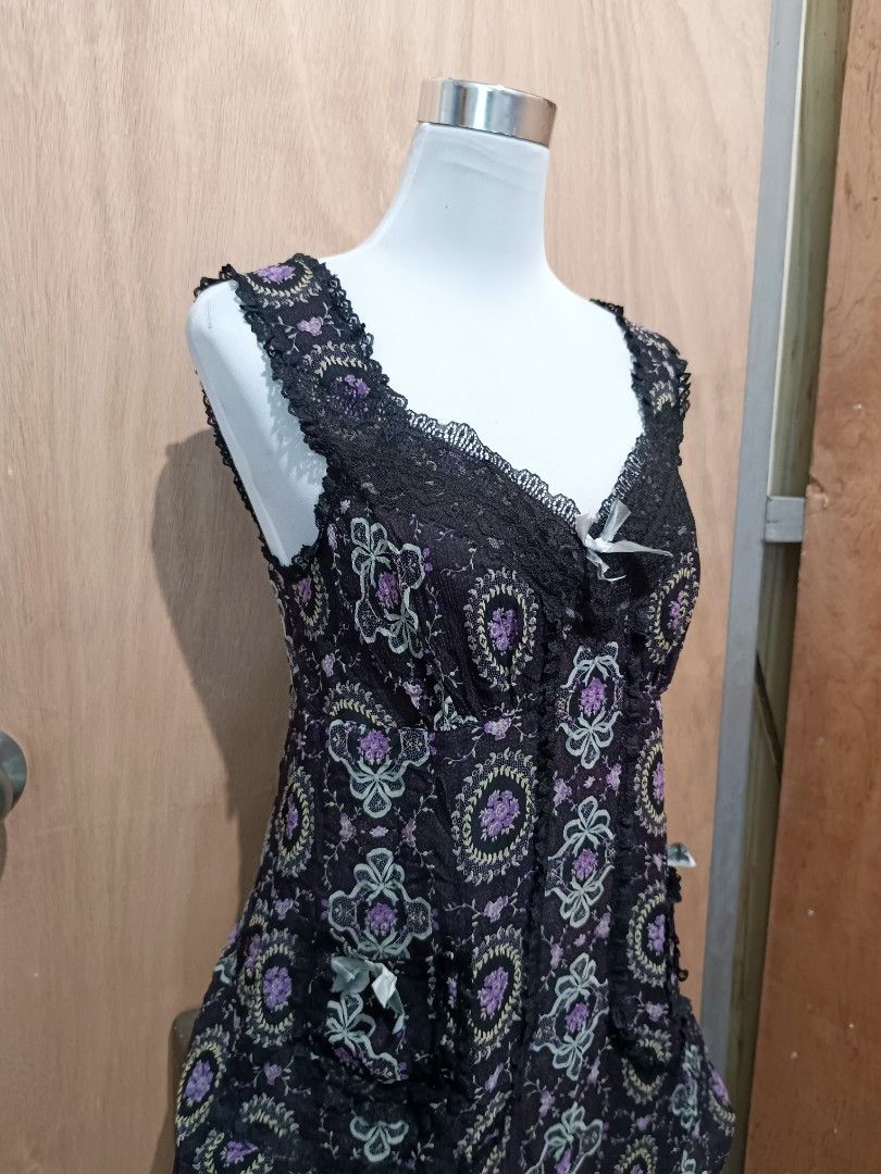 Anna sui floral dress (Category: Dresses) located in Davao. Submitted by mln-boutique (Listing ID 1468927072, Image 3). Description: size - M - l good condition floral / back zipper.