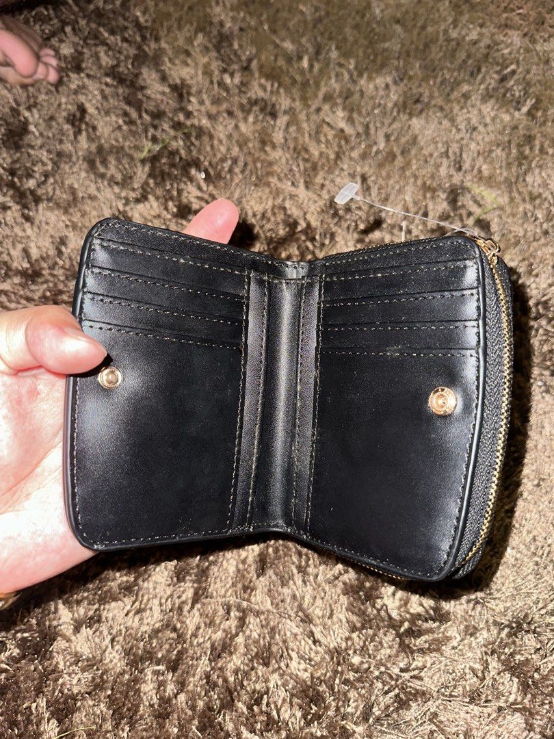 Anne Klein curved wall (Category: Wallets & Card Holders) located in Pasig City. Submitted by thesipsnapofficial (Listing ID 1468833877, Image 3). Description: .
