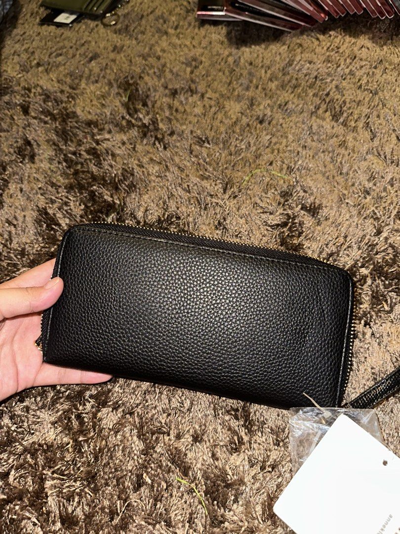 Anne Klein slim zip wallet (Category: Wallets & Card Holders) located in Pasig City. Submitted by thesipsnapofficial (Listing ID 1468834433, Image 2). Description: .