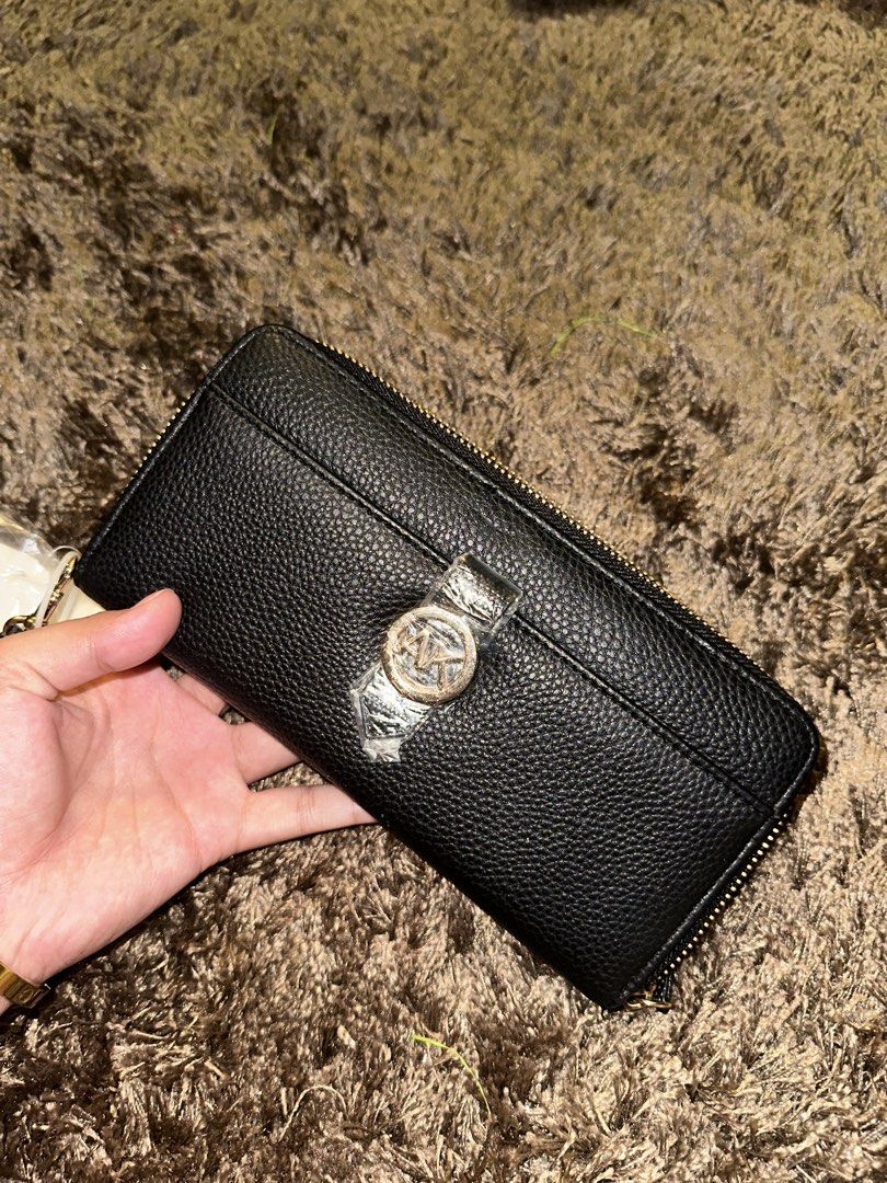 Anne Klein slim zip wallet (Category: Wallets & Card Holders) located in Pasig City. Submitted by thesipsnapofficial (Listing ID 1468834433, Image 1). Description: .