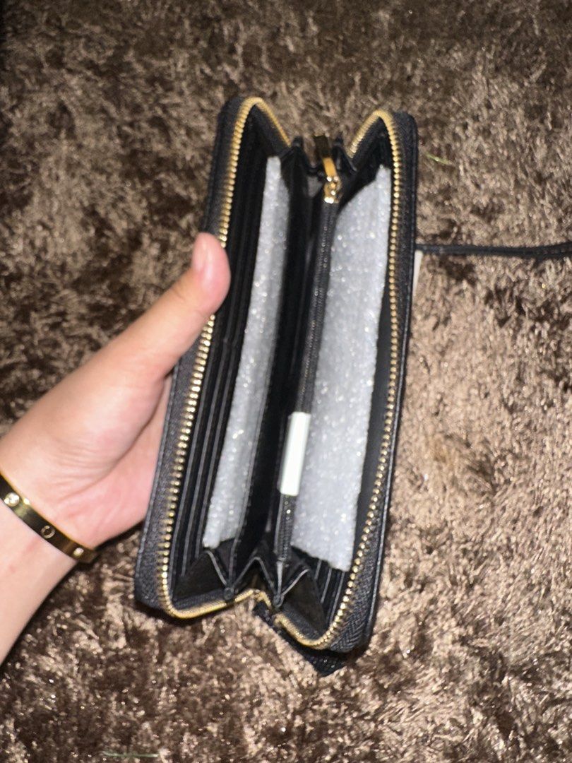 Anne Klein slim zip wallet (Category: Wallets & Card Holders) located in Pasig City. Submitted by thesipsnapofficial (Listing ID 1468834433, Image 3). Description: .