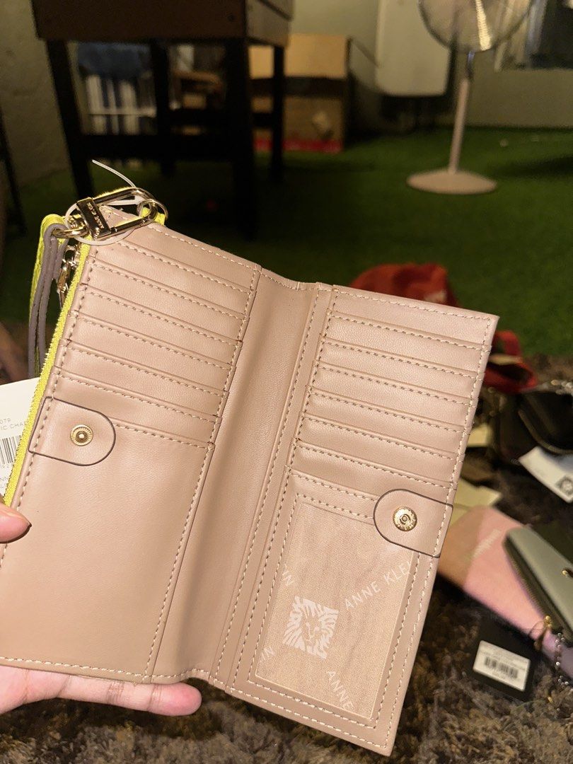 Anne Klein slim zip wallet green (Category: Wallets & Card Holders) located in Pasig City. Submitted by thesipsnapofficial (Listing ID 1468836107, Image 3). Description: .