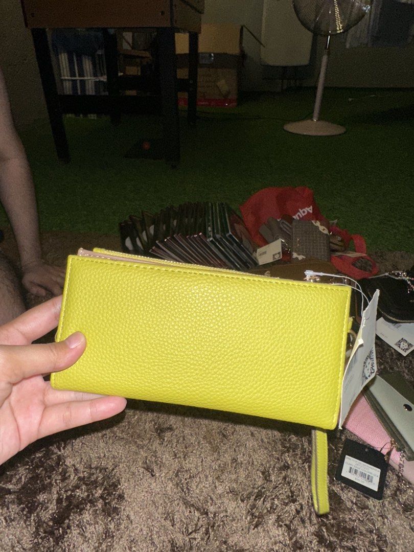 Anne Klein slim zip wallet green (Category: Wallets & Card Holders) located in Pasig City. Submitted by thesipsnapofficial (Listing ID 1468836107, Image 2). Description: .