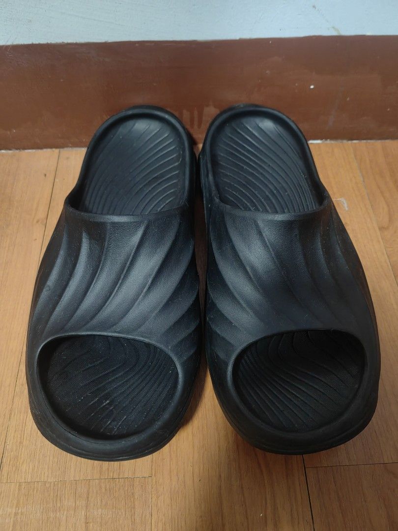 Anta Basketball Black Slides (Category: Slippers & Slides) located in Pasay City. Submitted by charlietueres3 (Listing ID 1468822729, Image 1). Description: ANTA Men Basketball Slippers Casual Slides Breathable Shock Absorption Non-Slip Casual - Item: Recovery Slides / Slippers - Color: Versatile all-black colorway - Condition: used but not abused - Size: 9.5/10 .