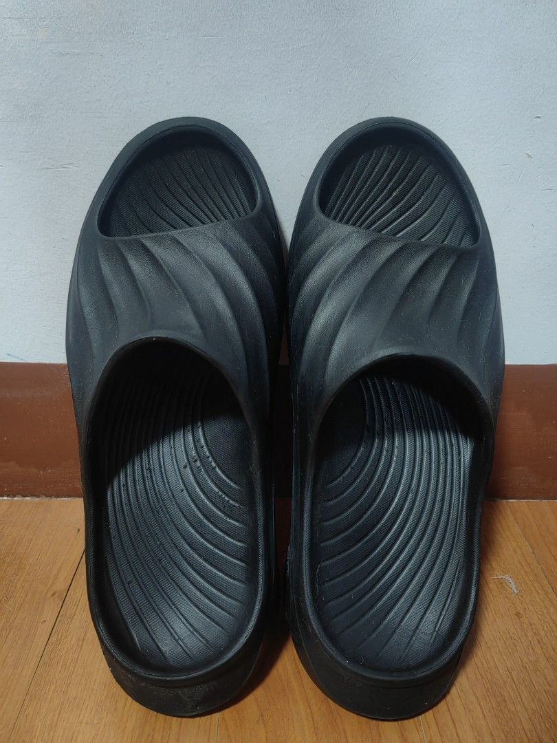 Anta Basketball Black Slides (Category: Slippers & Slides) located in Pasay City. Submitted by charlietueres3 (Listing ID 1468822729, Image 2). Description: ANTA Men Basketball Slippers Casual Slides Breathable Shock Absorption Non-Slip Casual - Item: Recovery Slides / Slippers - Color: Versatile all-black colorway - Condition: used but not abused - Size: 9.5/10 .