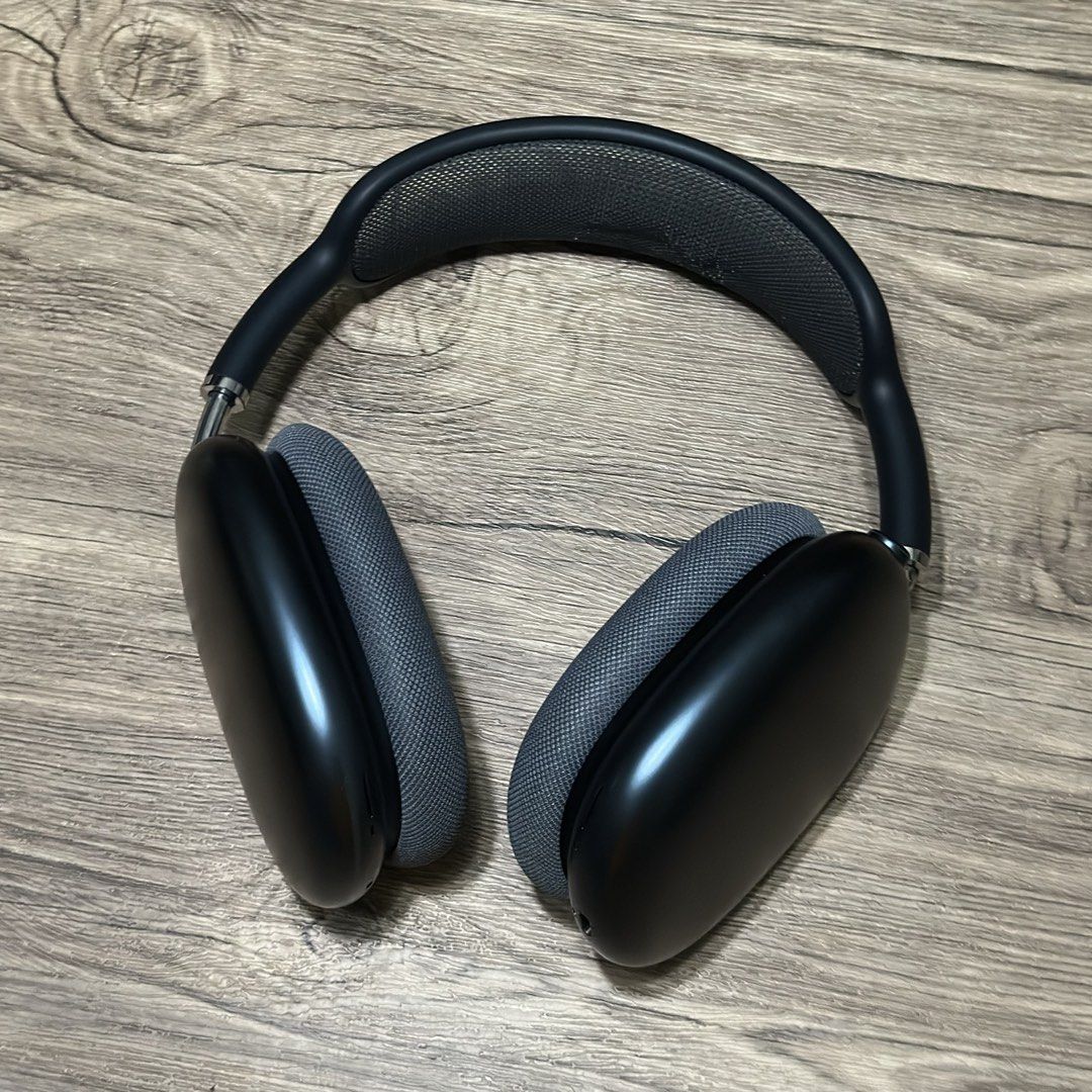 Apple AirPods Max 2 Midnight (Category: Headphones & Headsets) located in Lipa City. Submitted by mxaiah (Listing ID 1468925051, Image 2). Description: Airpods Max 2 Color: Midnight Inclusions: - Smart Case - Charging Cable - Box Condition: - 95% smooth - Very good condition - Rarely used - No warranty (bought Jan 2025) RFS: Upgrading to airpods pro MOP: Cash/Bank Transfer Open for meet up in SM Lipa/Megamall/UP Ayala Technohub Open to delivery (