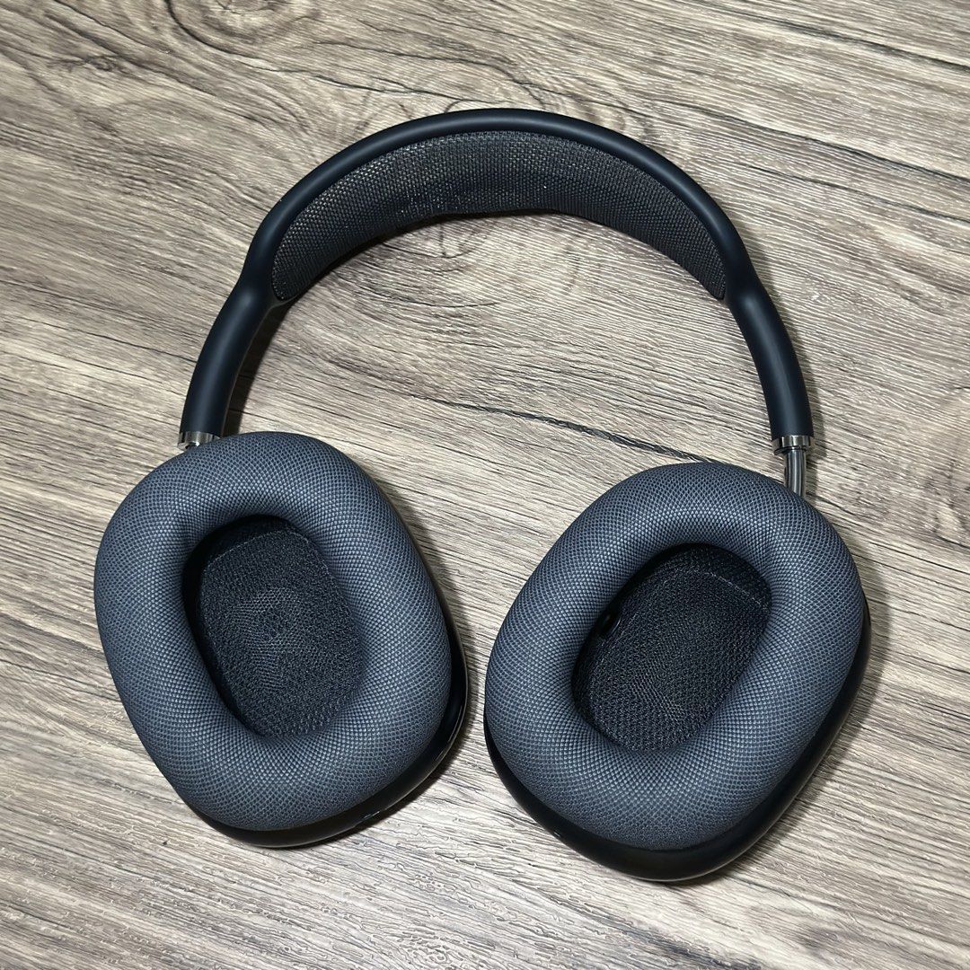 Apple AirPods Max 2 Midnight (Category: Headphones & Headsets) located in Lipa City. Submitted by mxaiah (Listing ID 1468925051, Image 3). Description: Airpods Max 2 Color: Midnight Inclusions: - Smart Case - Charging Cable - Box Condition: - 95% smooth - Very good condition - Rarely used - No warranty (bought Jan 2025) RFS: Upgrading to airpods pro MOP: Cash/Bank Transfer Open for meet up in SM Lipa/Megamall/UP Ayala Technohub Open to delivery (