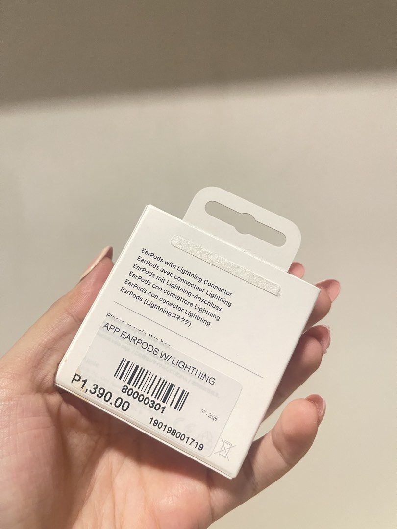 Apple Earpods (Lightning Connector) (Category: Earphones) located in Guiguinto. Submitted by jaja_0310 (Listing ID 1468810496, Image 2). Description: not rush so this is the FIXED price this is only used for a week, i got it from Beyond the Box rfs: alr got airpods.