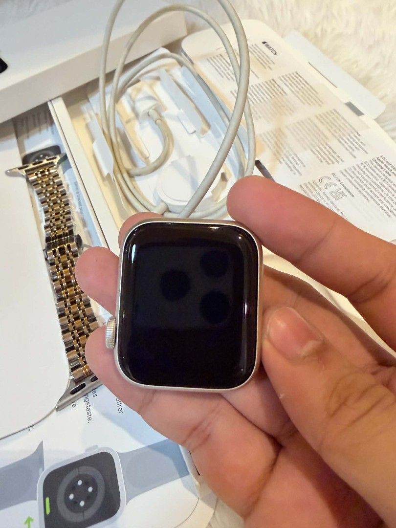 Apple Watch SE (2nd Gen) (Category: Wearables & Smart Watches) located in Caloocan City. Submitted by purewolf.96db68 (Listing ID 1468850928, Image 1). Description: 🛒 FOR SALE: Apple Watch SE (2nd Gen) ✨ 📋 Details: - ✅ Model: Apple Watch SE (2nd Generation) • 40mm / 44mm - ✅ Color: Starlight - ✅ Complete in Box — original box, manuals, original charger - ✅ Included: Original band + FREE metal strap 🎁 - ✅ Condition: Excellent working condition 