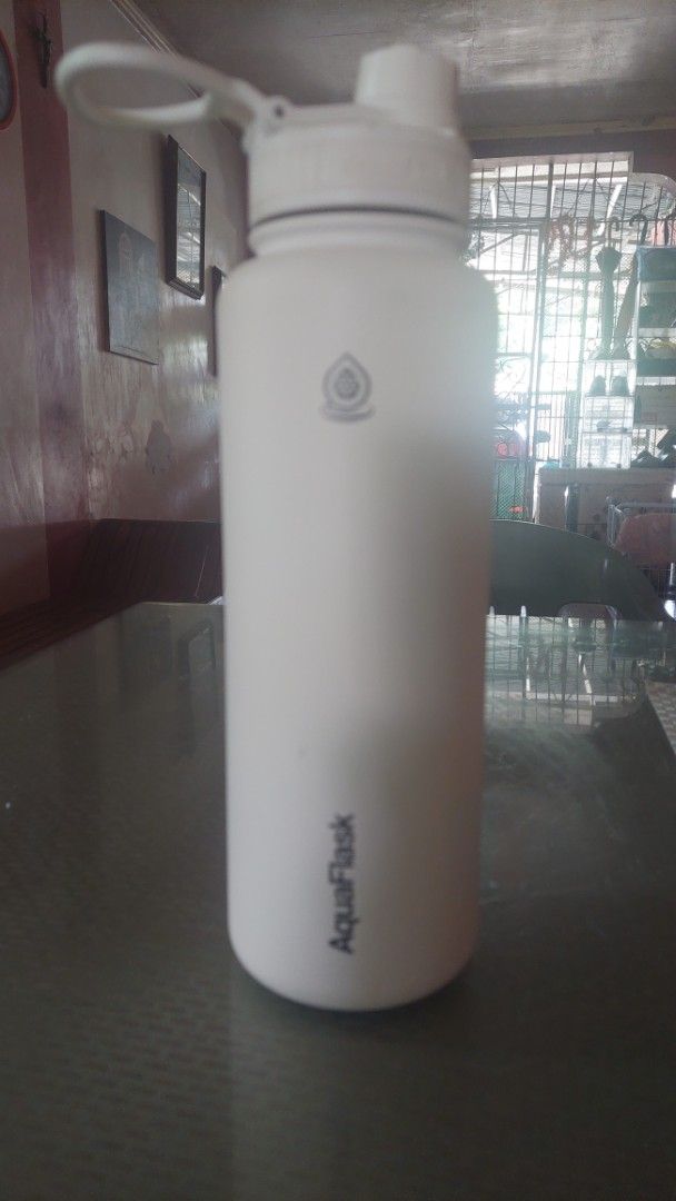 AquaFlask White Insulated Water Bottle (Category: Water Bottles & Tumblers) located in Santo Domingo. Submitted by krizzies_korner (Listing ID 1468750558, Image 1). Description: - Color: White - Lid Type: Standard spout lid with convenient carry loop - Performance: Keeps drinks ice cold for hours - Condition: Brand new / Excellent solid build with minimal branding - Best For: Daily hydration, gym workouts, and outdoor adventures - Ships immediate