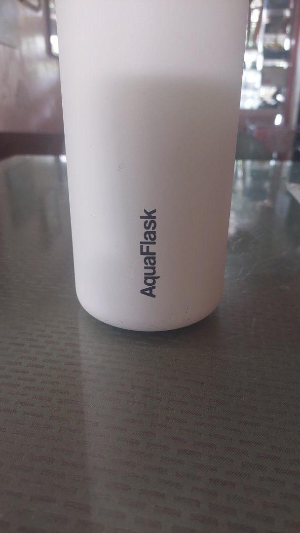 AquaFlask White Insulated Water Bottle (Category: Water Bottles & Tumblers) located in Santo Domingo. Submitted by krizzies_korner (Listing ID 1468750558, Image 2). Description: - Color: White - Lid Type: Standard spout lid with convenient carry loop - Performance: Keeps drinks ice cold for hours - Condition: Brand new / Excellent solid build with minimal branding - Best For: Daily hydration, gym workouts, and outdoor adventures - Ships immediate