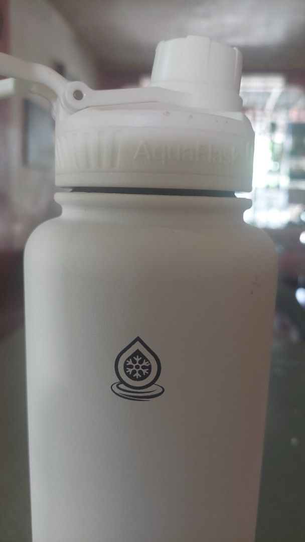 AquaFlask White Insulated Water Bottle (Category: Water Bottles & Tumblers) located in Santo Domingo. Submitted by krizzies_korner (Listing ID 1468750558, Image 3). Description: - Color: White - Lid Type: Standard spout lid with convenient carry loop - Performance: Keeps drinks ice cold for hours - Condition: Brand new / Excellent solid build with minimal branding - Best For: Daily hydration, gym workouts, and outdoor adventures - Ships immediate