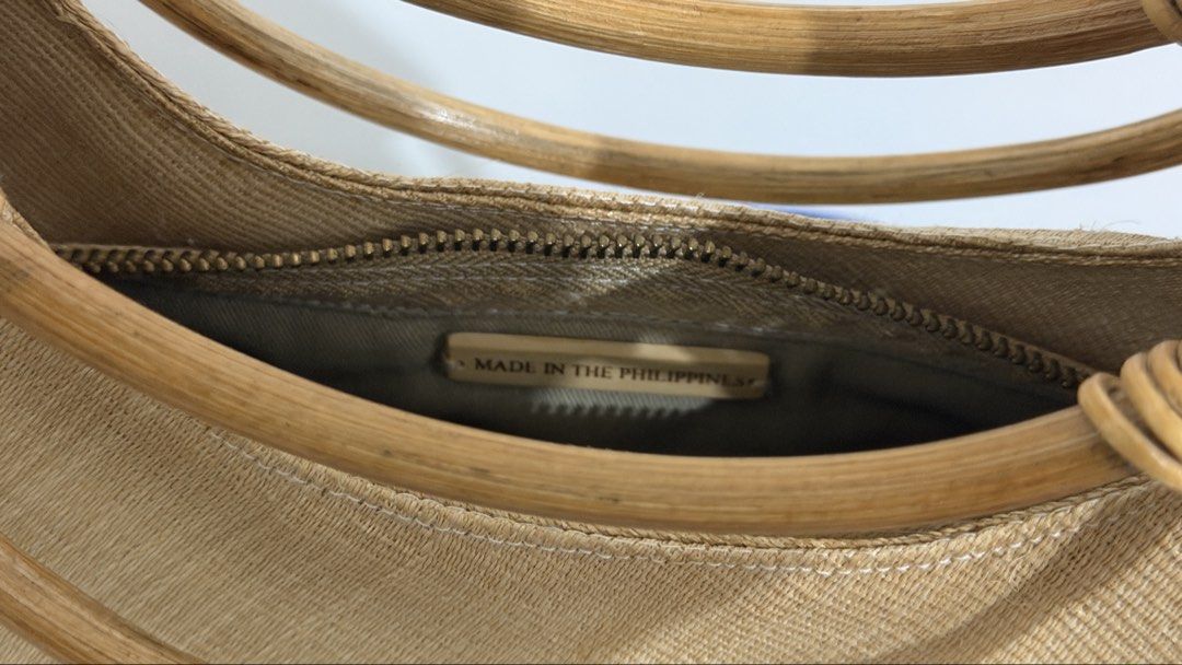 Aranaz Curba Medium in Natural (Category: Beach Bags) located in Malolos. Submitted by jaodelacruz (Listing ID 1468757470, Image 3). Description: An alternative to Amor Free Zarah Juan bag charm Bought from Power Plant Mall.