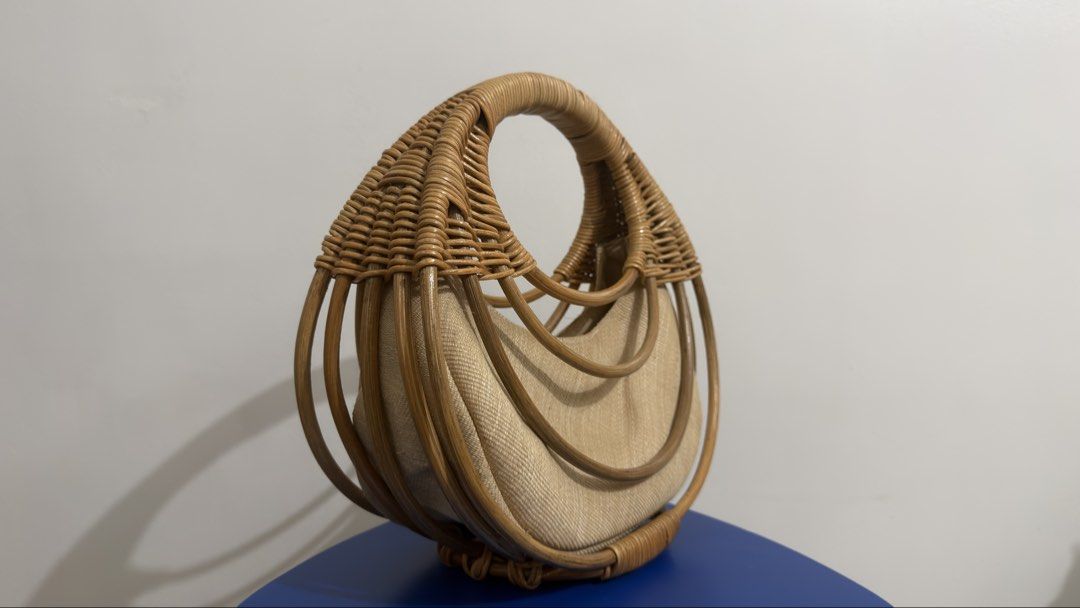 Aranaz Curba Medium in Natural (Category: Beach Bags) located in Malolos. Submitted by jaodelacruz (Listing ID 1468757470, Image 2). Description: An alternative to Amor Free Zarah Juan bag charm Bought from Power Plant Mall.