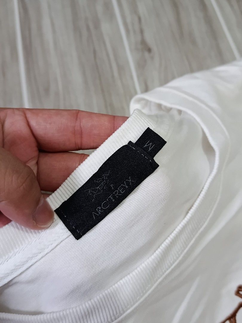 ARCTERYX X PALACE TSHIRT (freeshipping) (Category: Tshirts & Polo Shirts ) located in Quezon City. Submitted by gyl-stop (Listing ID 1468835716, Image 3). Description: free shipping 21 x 27 very good condi cr: 9.5/10 issue: dirt stain sa harap / OFF only.