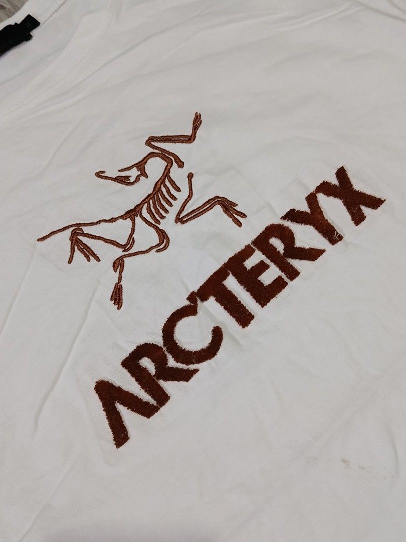 ARCTERYX X PALACE TSHIRT (freeshipping) (Category: Tshirts & Polo Shirts ) located in Quezon City. Submitted by gyl-stop (Listing ID 1468835716, Image 2). Description: free shipping 21 x 27 very good condi cr: 9.5/10 issue: dirt stain sa harap / OFF only.