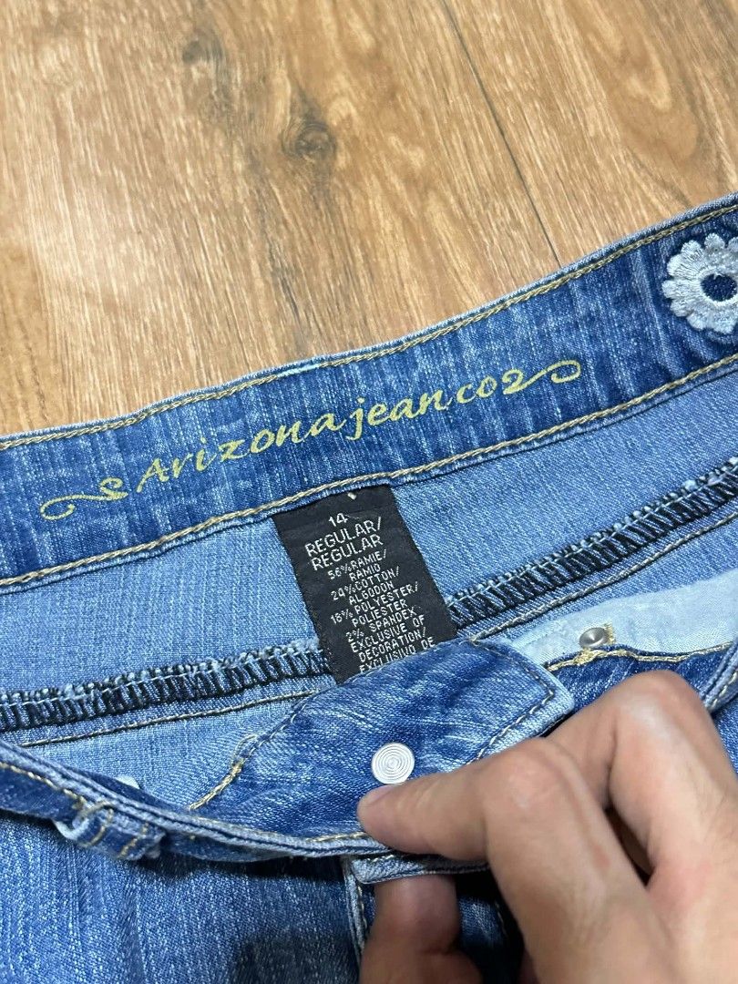 Arizona Jeans embroidery Capri (Category: Jeans) located in Manila. Submitted by y2k_neggy (Listing ID 1468805642, Image 3). Description: Minor flaws dm me Size:25/26 Length:24 Dm me!!💞‼️.