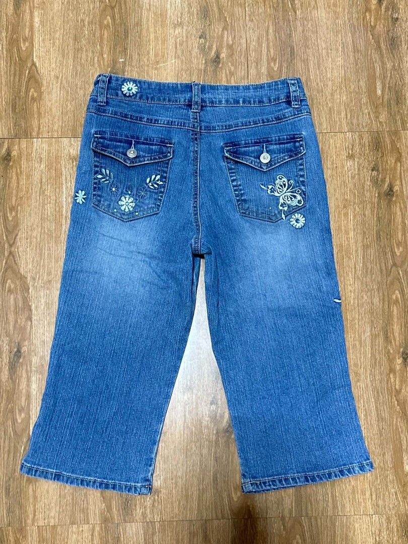 Arizona Jeans embroidery Capri (Category: Jeans) located in Manila. Submitted by y2k_neggy (Listing ID 1468805642, Image 2). Description: Minor flaws dm me Size:25/26 Length:24 Dm me!!💞‼️.