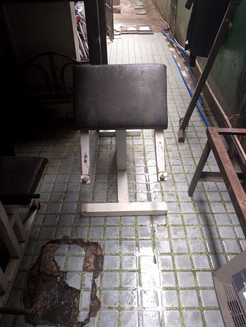 Arm curl bench gym workout equipment (Category: Weights & Dumbbells) located in Paranaque City. Submitted by jannaelise24 (Listing ID 1468790006, Image 1). Description: - Heavy-duty arm curl bench for home gym setups - Sturdy white steel frame with black padded arm support and seat - Fully functional for effective bicep and arm training routines - Condition: Some visible wear on upholstery and paint chips on the metal base from previous use.