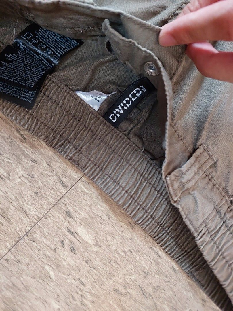Army Green Wide Leg Cargo Pants with Flap Pockets (Category: Other Bottoms) located in Manila. Submitted by kodaprimo_ (Listing ID 1468747521, Image 2). Description: waist: 26 pls message me for when worn!.