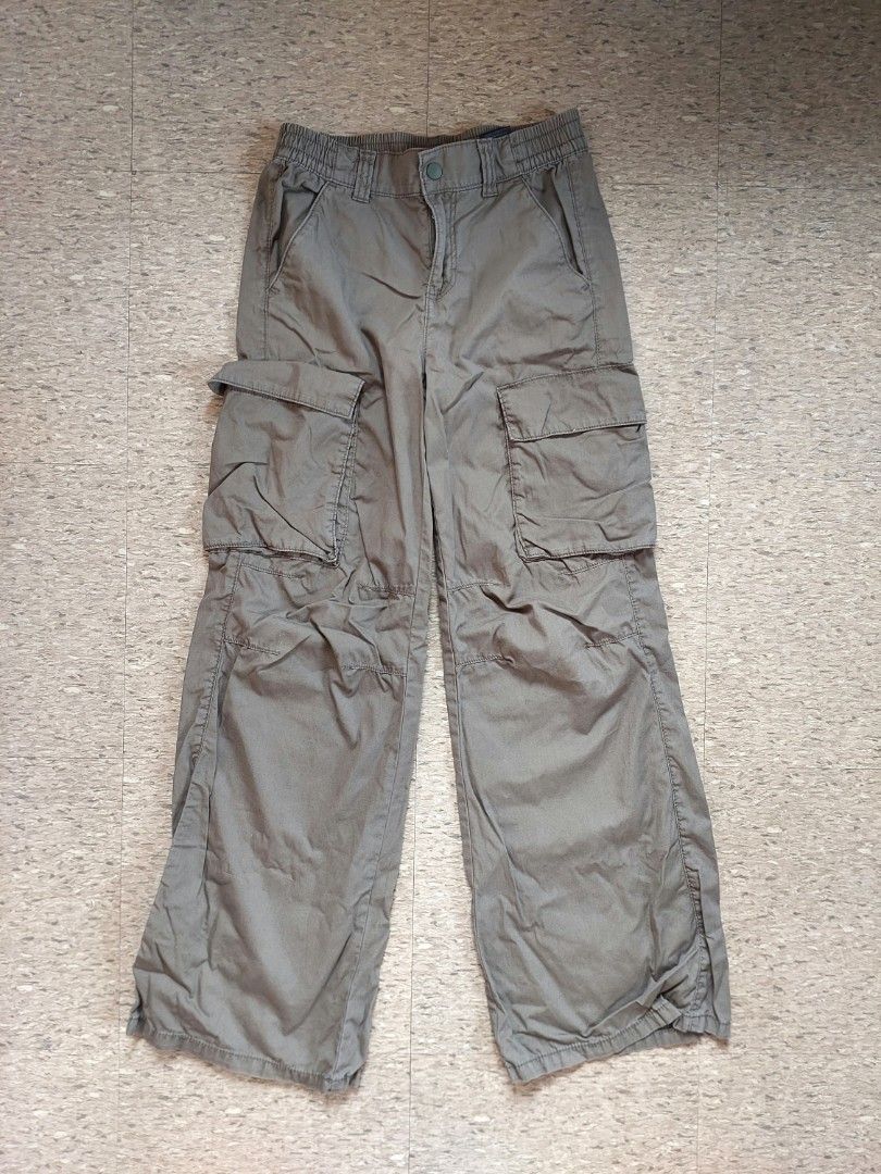 Army Green Wide Leg Cargo Pants with Flap Pockets (Category: Other Bottoms) located in Manila. Submitted by kodaprimo_ (Listing ID 1468747521, Image 1). Description: waist: 26 pls message me for when worn!.