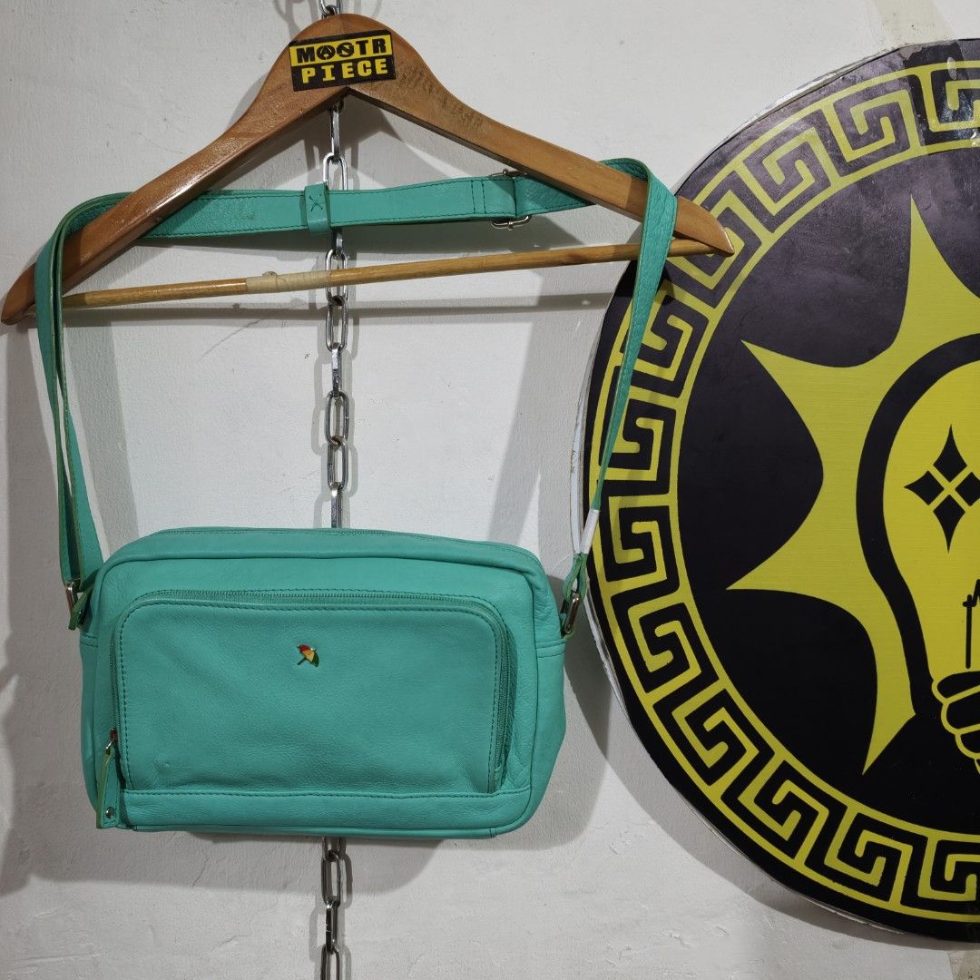ARNOLD PALMER SLING SHOULDER BAG ADJUSTABLE STRAP (Category: Luxury Bags & Wallets) located in Pasig City. Submitted by moansterpick_thriftshop (Listing ID 1468771852, Image 1). Description: ARNOLD PALMER SLING SHOULDER BAG ADJUSTABLE STRAP.