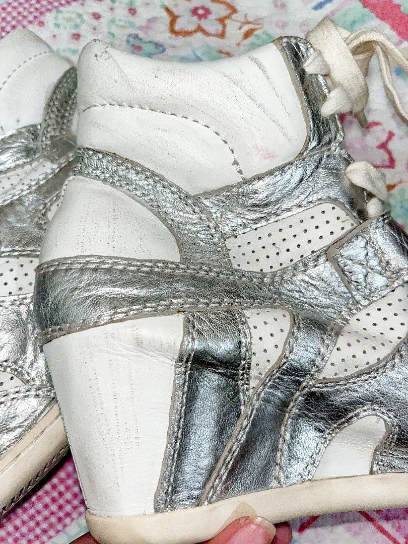 Ash Wedge Silver Shoes (Category: Shoe inserts) located in Kalibo. Submitted by kkuma77 (Listing ID 1468753796, Image 3). Description: has minimal scratches! ♡ 𝙿𝙷 𝚋𝚊𝚜𝚎𝚍 ♡ + 𝚜𝚑𝚒𝚙𝚙𝚒𝚗𝚐 𝚏𝚎𝚎 📦 ; 𝙹𝚗𝚝 𝚘𝚗𝚕𝚢 ⋆.˚ | 🫧 𝙿𝚊𝚢𝚖𝚎𝚗𝚝 𝚏𝚒𝚛𝚜𝚝 ✿︎.