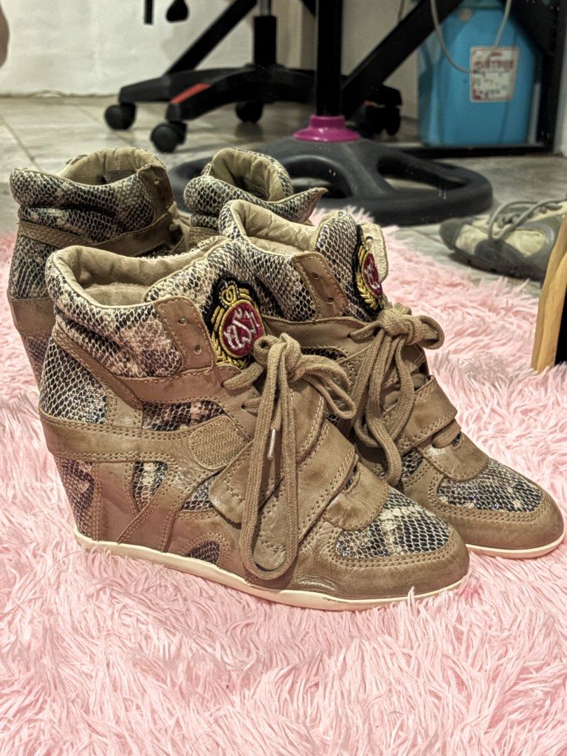 ash wedge sneakers ( 2000s, y2k ) (Category: Sneakers) located in Antipolo. Submitted by raffyellaa (Listing ID 1468744202, Image 1). Description: .